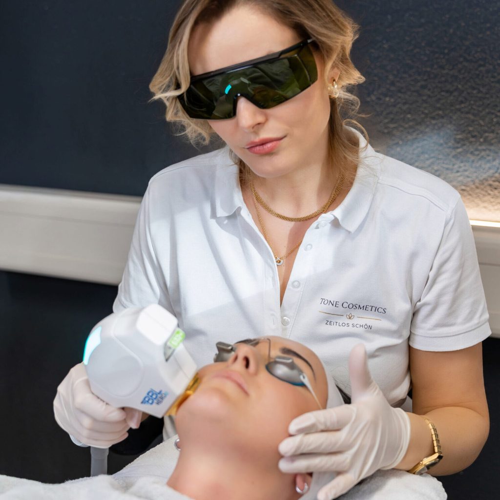 tone-cosmetics-bbl-moxi-laser-behandlung-scaled-2